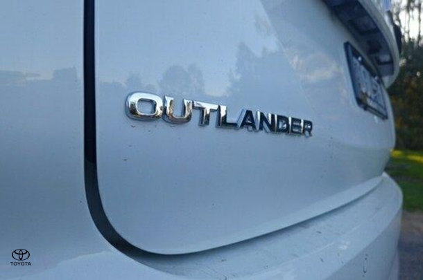 2024 Mitsubishi Outlander PHEV Exceed in White