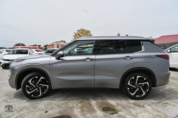 2023 Mitsubishi Outlander PHEV Exceed in Grey