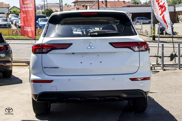2023 Mitsubishi Outlander ES in White