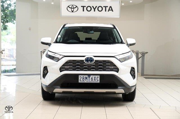 2024 Toyota RAV4 GXL in White