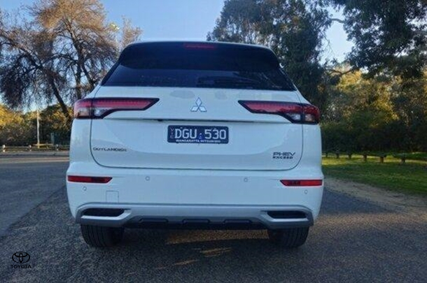 2024 Mitsubishi Outlander PHEV Exceed in White