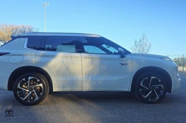 2024 Mitsubishi Outlander PHEV Exceed in White