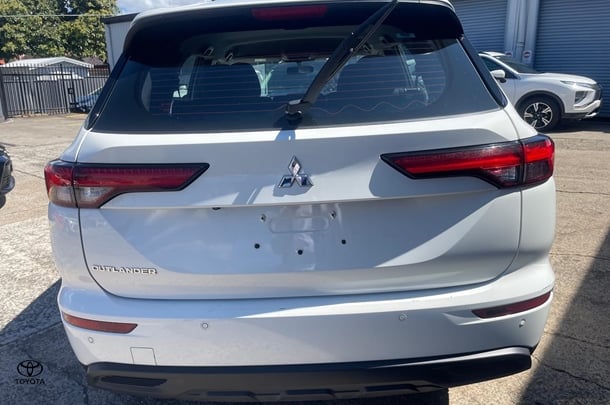 2024 Mitsubishi Outlander ES in White