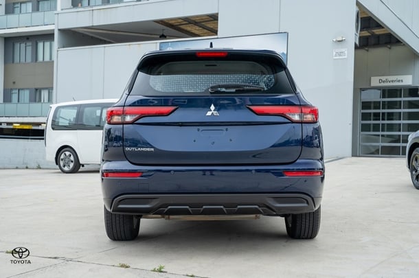 2023 Mitsubishi Outlander ES in Blue