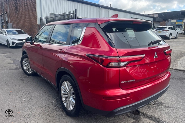 2023 Mitsubishi Outlander ES in Red