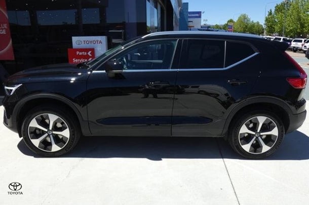 2022 Volvo XC40 Plus B4 in Black