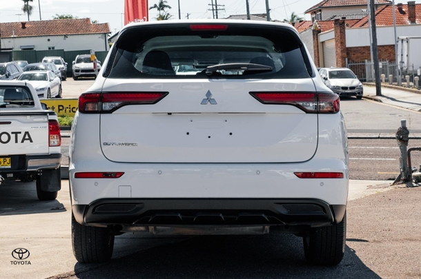 2024 Mitsubishi Outlander ES in White