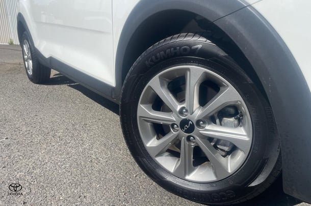 2024 Kia Stonic S in Clear White (Ud)