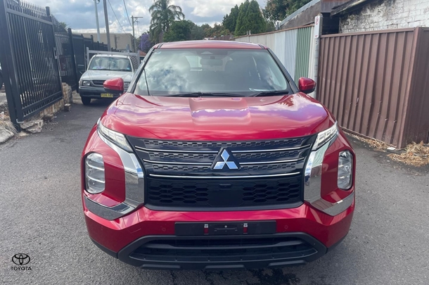 2023 Mitsubishi Outlander ES in Red