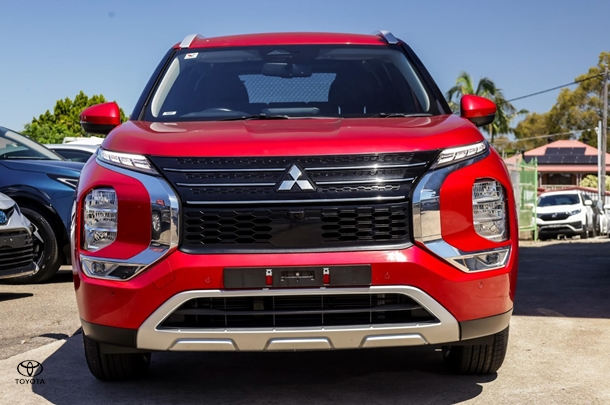 2023 Mitsubishi Outlander LS in Red