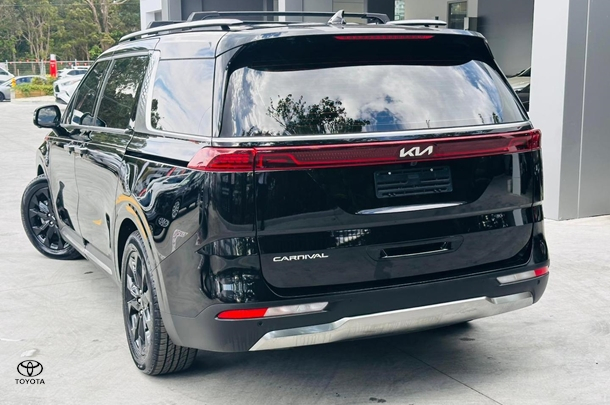 2022 Kia Carnival Platinum in Black