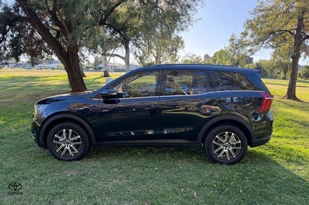 2024 Mahindra XUV700 AX7L in Black