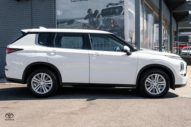 2024 Mitsubishi Outlander ES in White