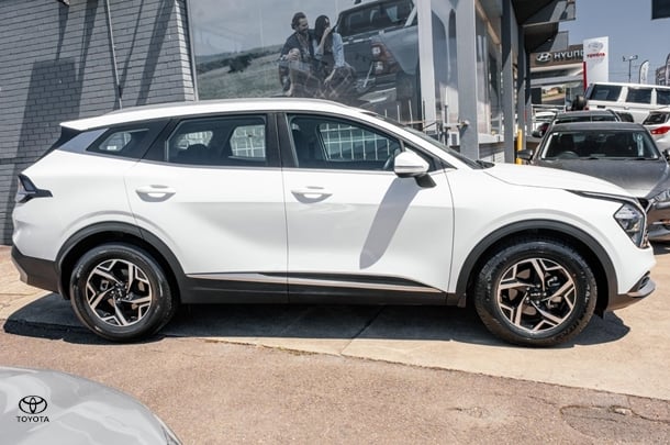 2022 Kia Sportage S in White