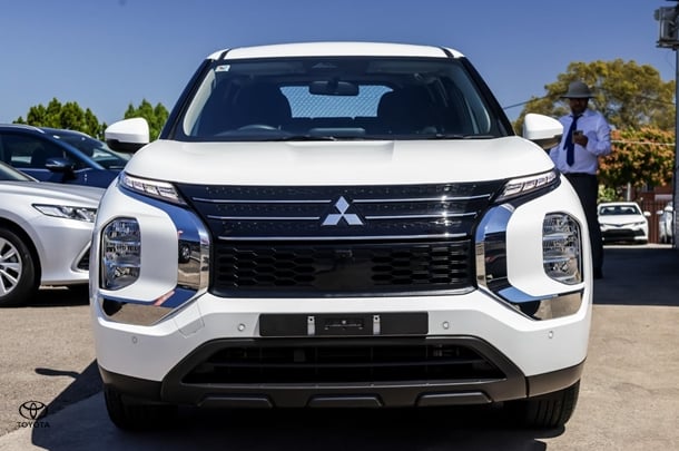 2023 Mitsubishi Outlander ES in White