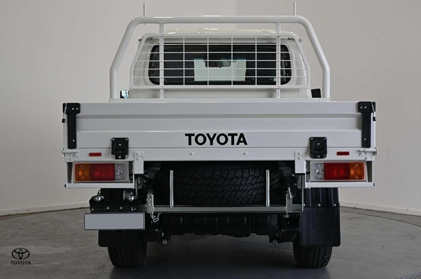 2025 Toyota Landcruiser GXL in White