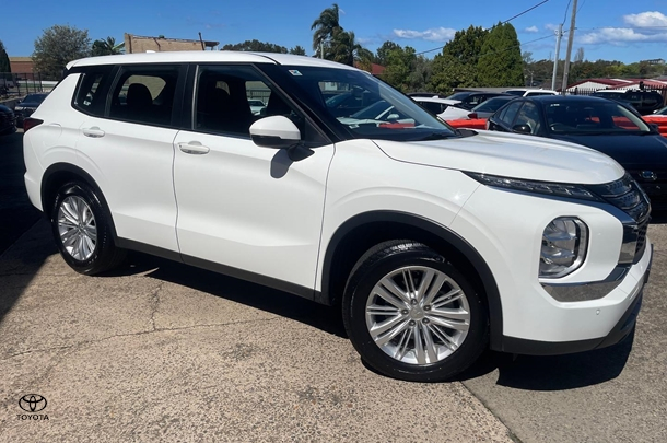 2024 Mitsubishi Outlander ES in White