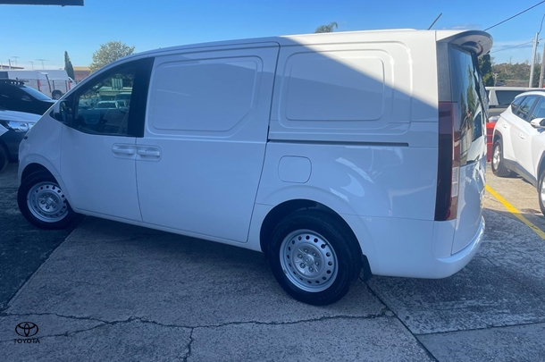 2023 Hyundai STARIA LOAD Base in White