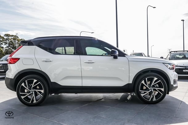 2021 Volvo XC40 T5 R-Design in White