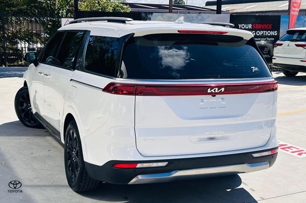 2023 Kia Carnival Platinum in Snow White Pearl (Swp)