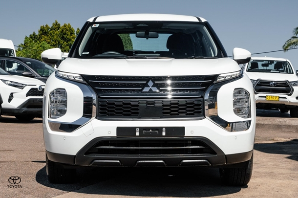 2024 Mitsubishi Outlander ES in White