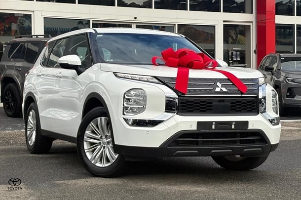 Image of 2024 Mitsubishi Outlander ES