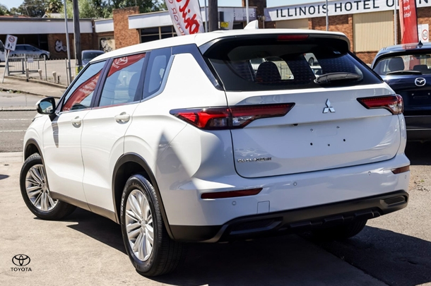 2023 Mitsubishi Outlander ES in White