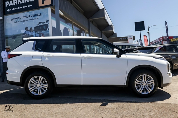 2023 Mitsubishi Outlander ES in White
