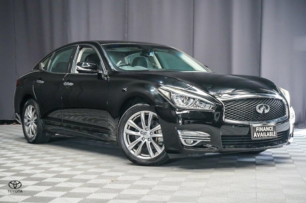 2017 INFINITI Q70 GT in Black