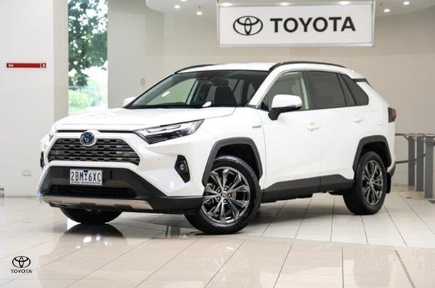 2024 Toyota RAV4 GXL in White