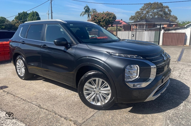 2023 Mitsubishi Outlander LS in Grey