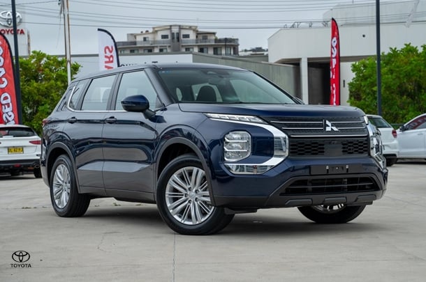 2023 Mitsubishi Outlander ES in Blue