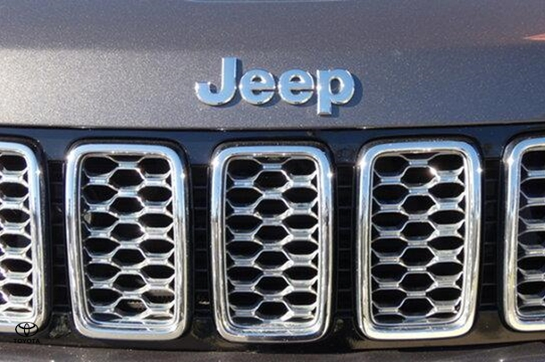 2017 Jeep Grand Cherokee Overland in Grey