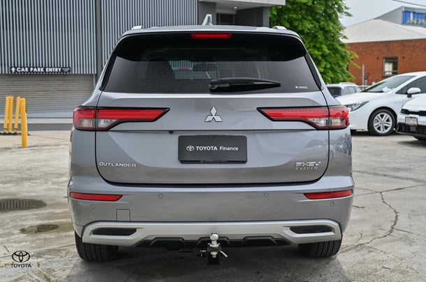 2023 Mitsubishi Outlander PHEV Exceed in Grey