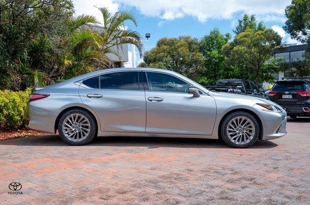 2019 Lexus ES Sports Luxury in Silver