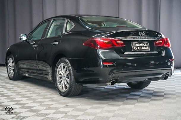 2017 INFINITI Q70 GT in Black