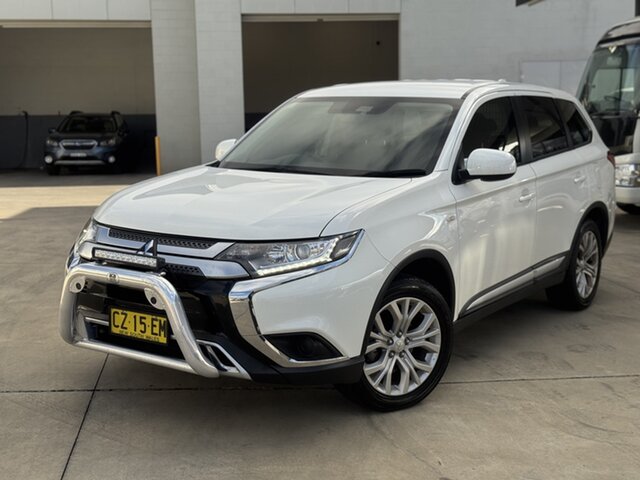 Image of 2020 MITSUBISHI OUTLANDER ES