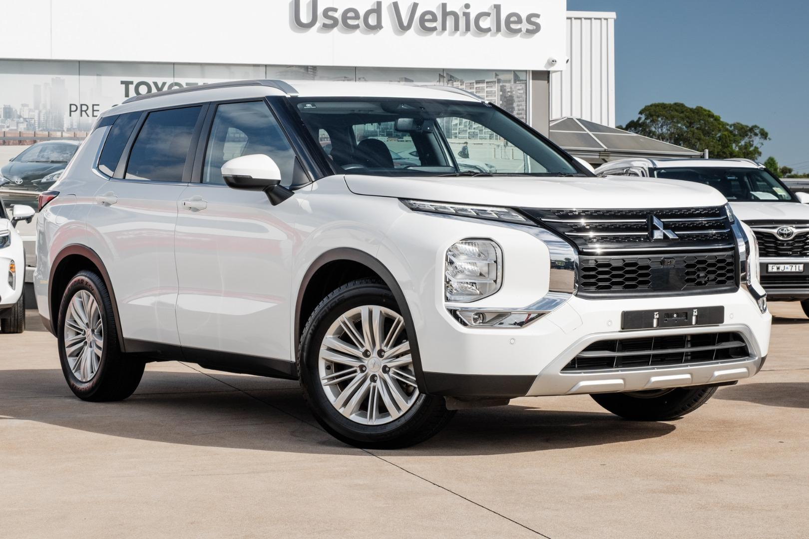Image of 2023 MITSUBISHI OUTLANDER LS