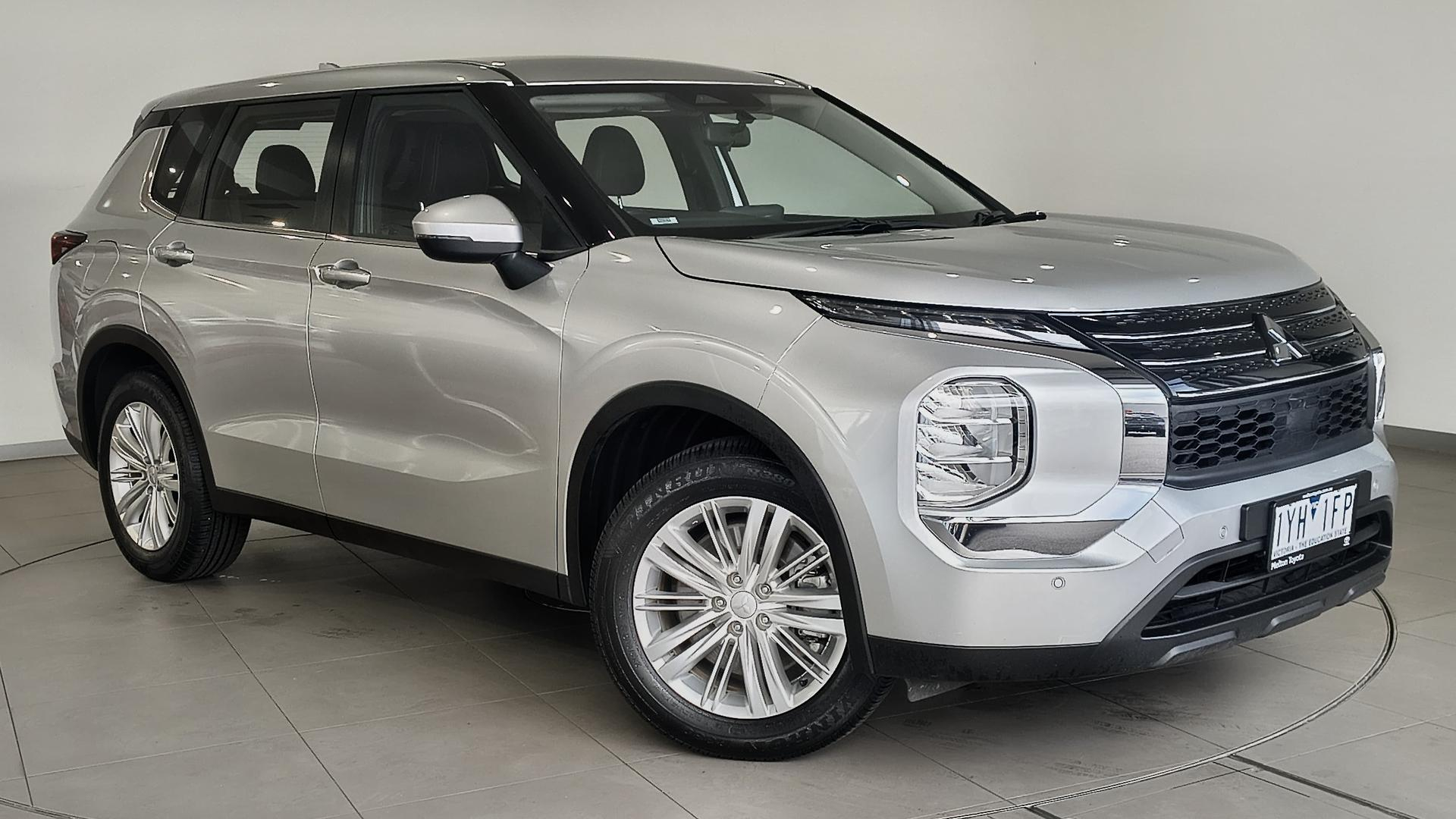Image of 2023 MITSUBISHI OUTLANDER ES