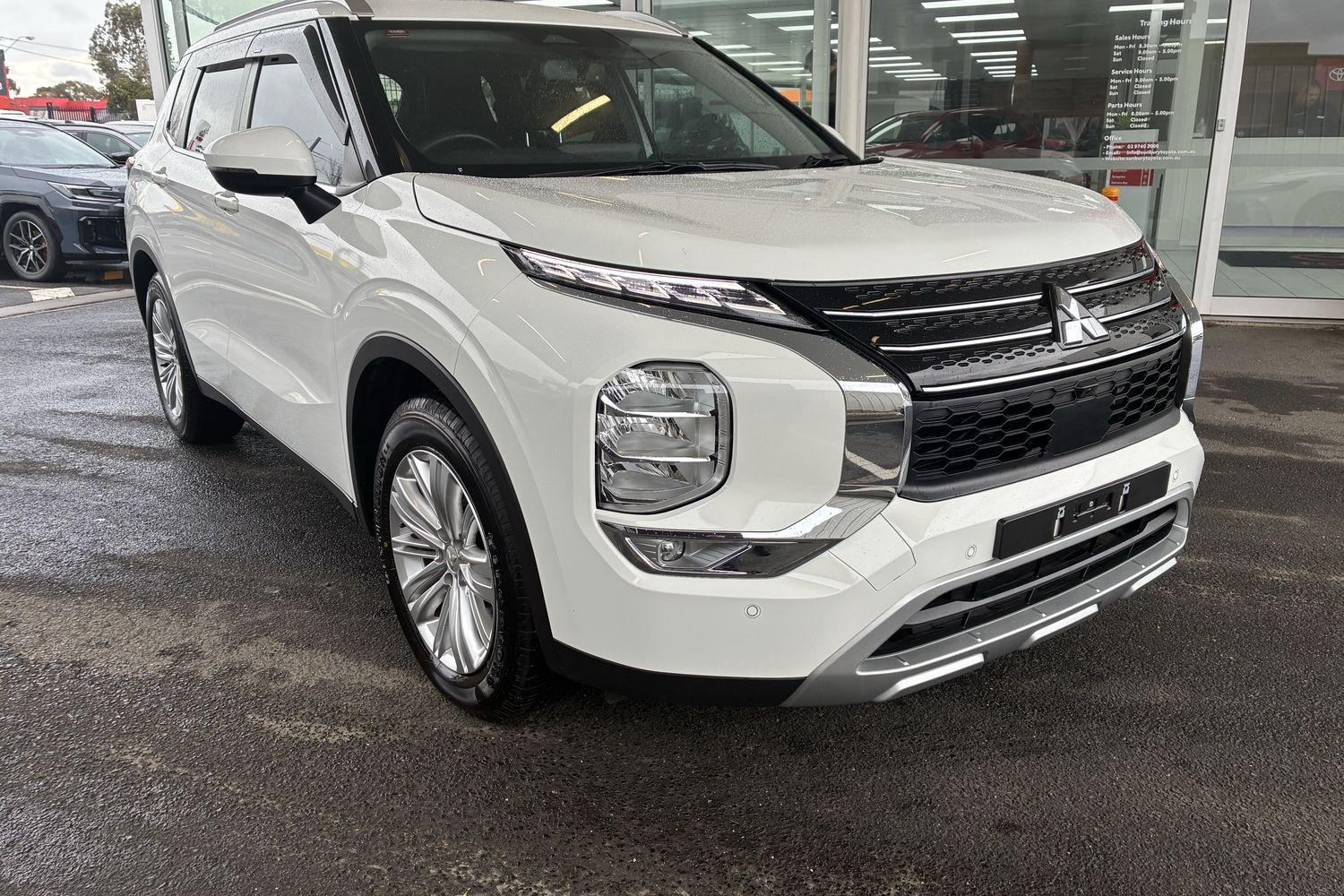 Image of 2023 Mitsubishi OUTLANDER LS