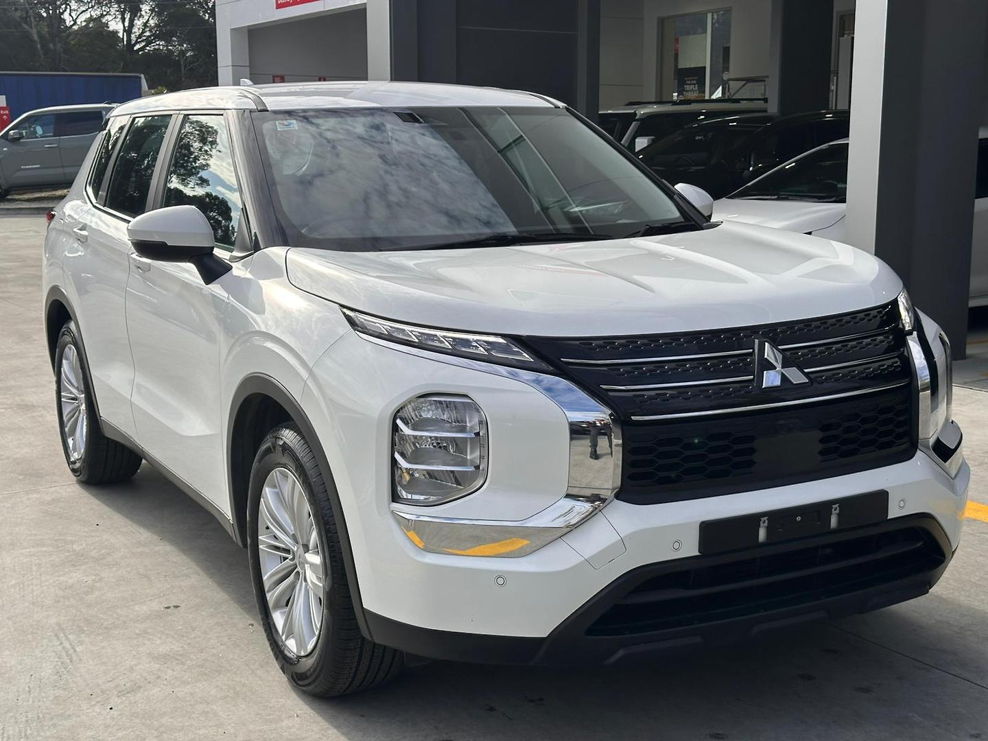 Image of 2024 MITSUBISHI OUTLANDER ES
