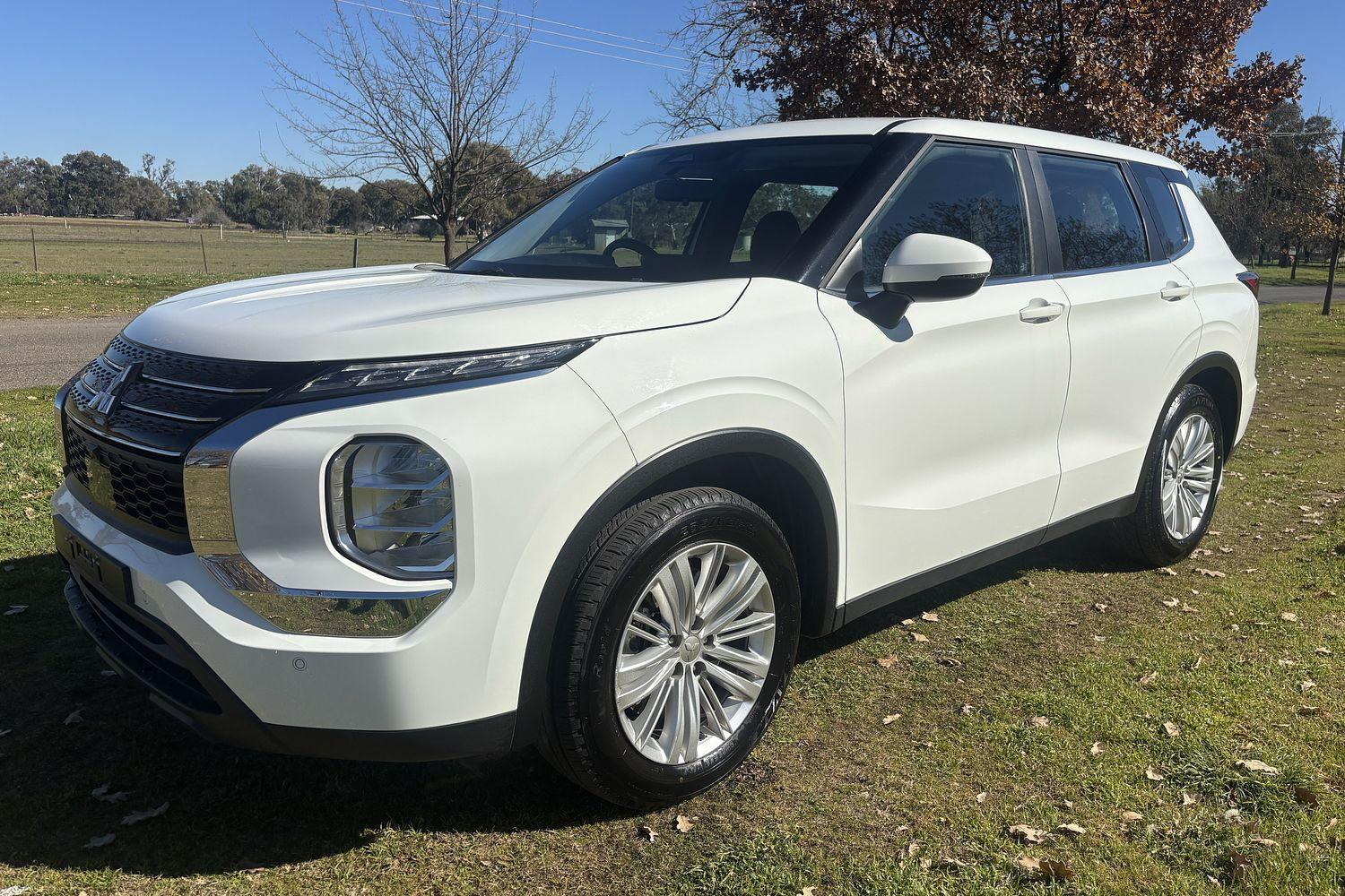 Image of 2024 Mitsubishi Outlander ES