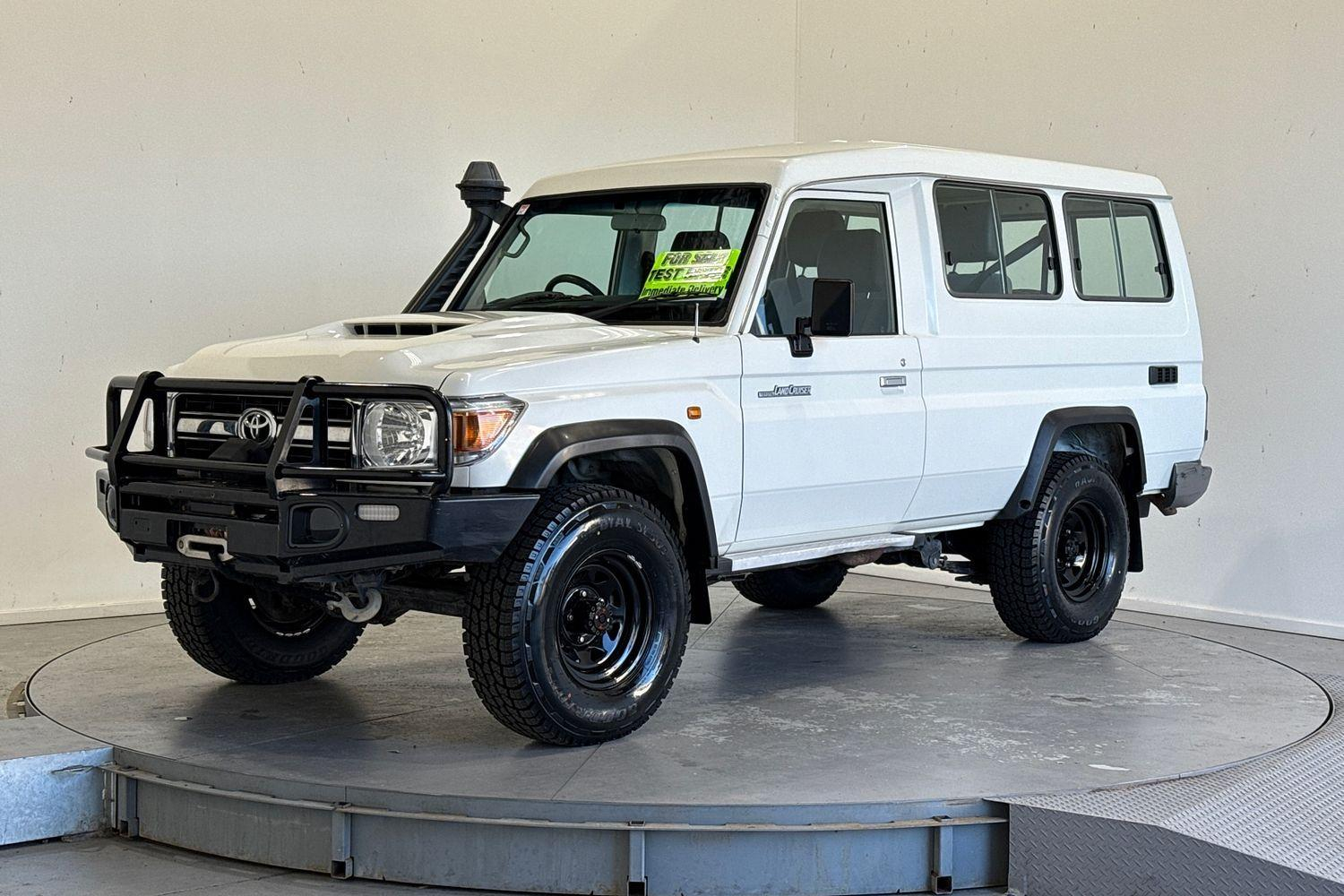 Image of 2017 TOYOTA LC Military GXL