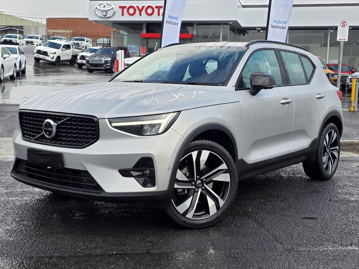 Image of 2022 VOLVO XC40 Ultimate B5 Dark