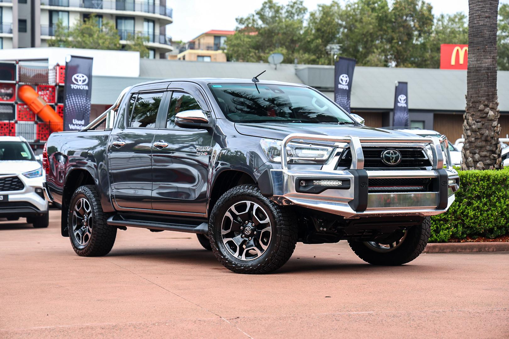 Image of 2021 TOYOTA Hilux 4x4 SR5