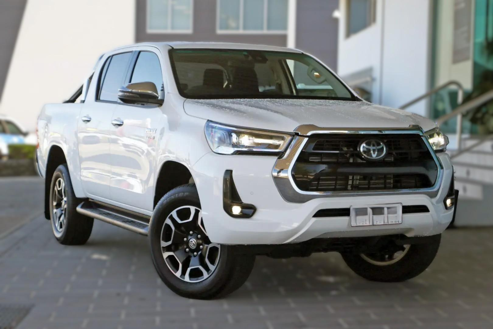 Image of 2023 Toyota Hilux 4x4 SR5