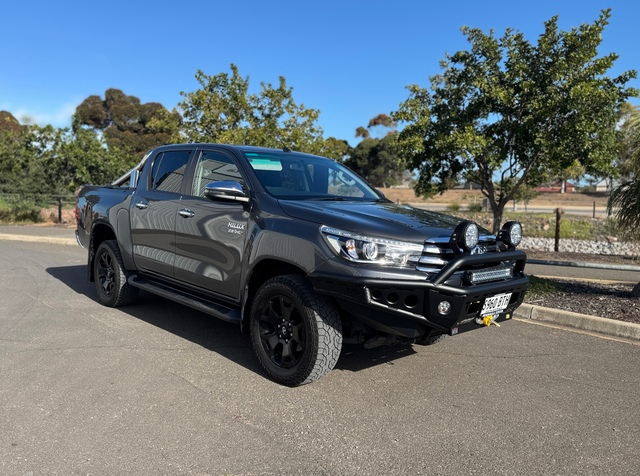 Image of 2017 Toyota Hilux 4x4 SR5