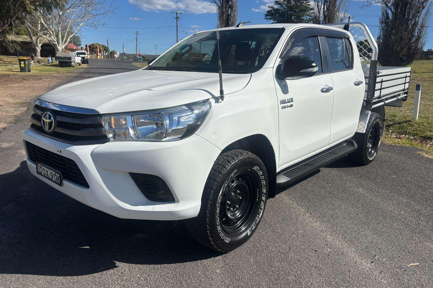 Image of 2017 Toyota Hilux 4x4 SR