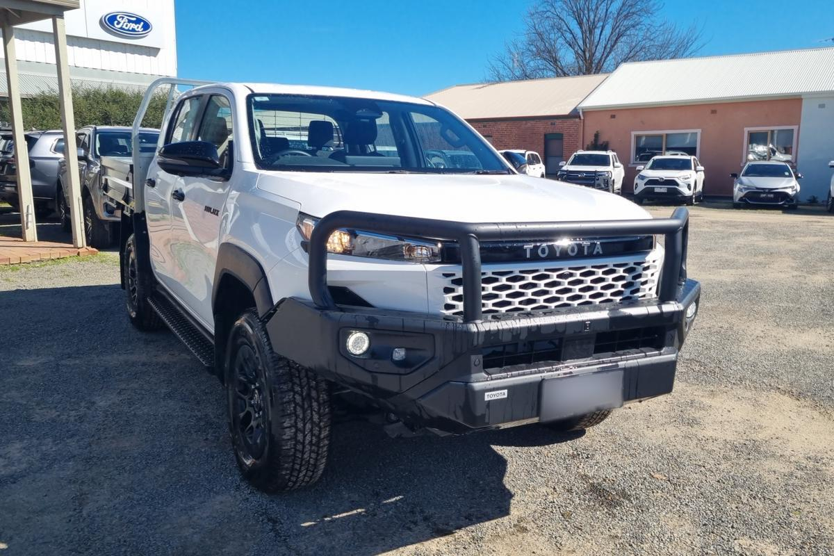 Image of 2025 Toyota Hilux 4x4 SR