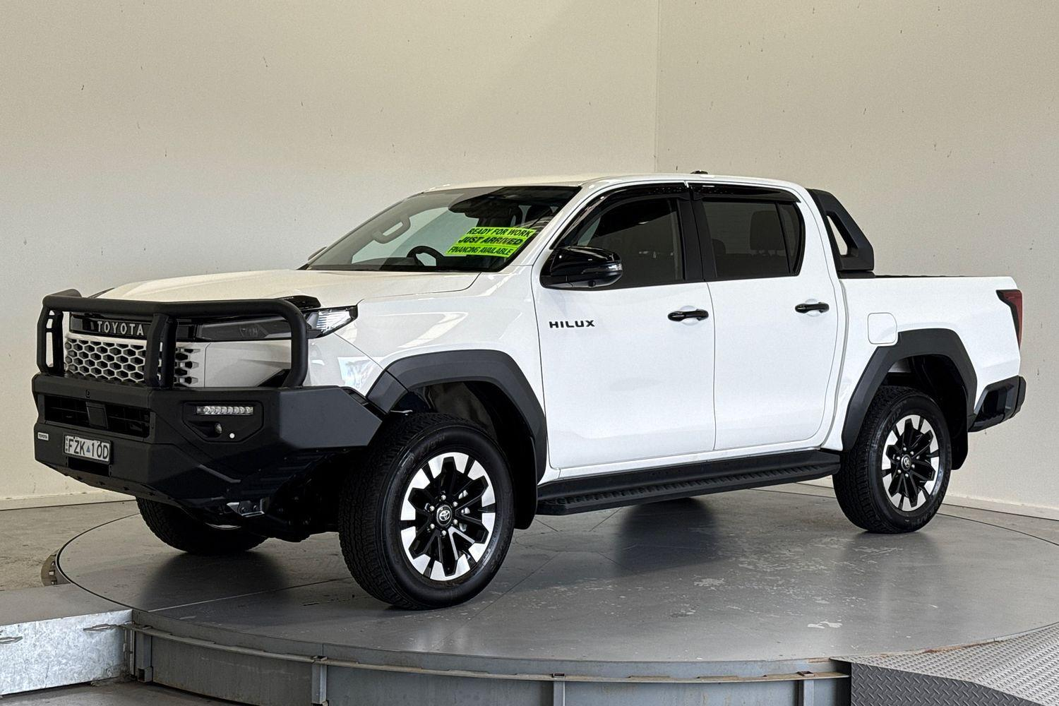 Image of 2025 TOYOTA Hilux 4x4 SR5